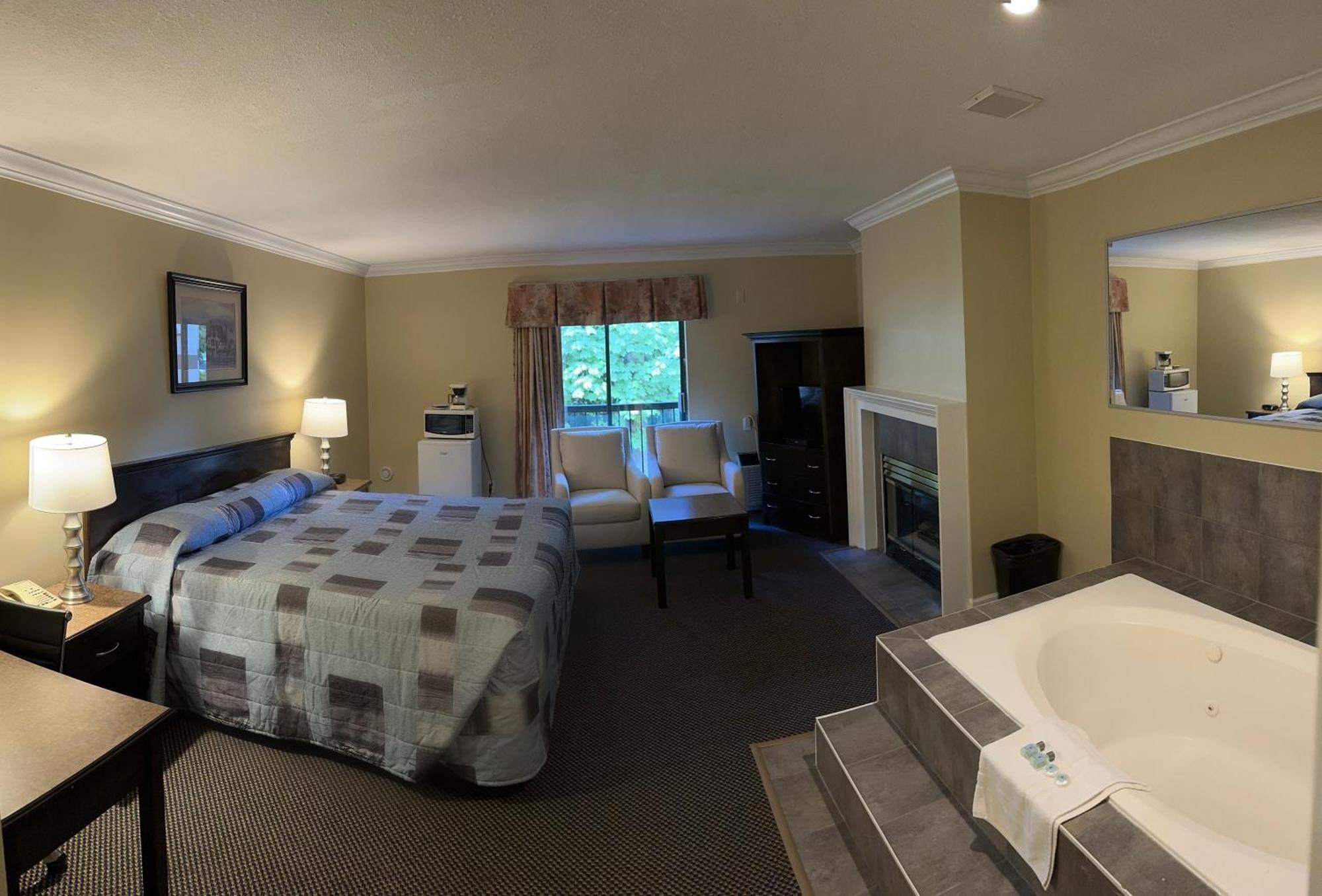 Canadian Inn Съри Екстериор снимка