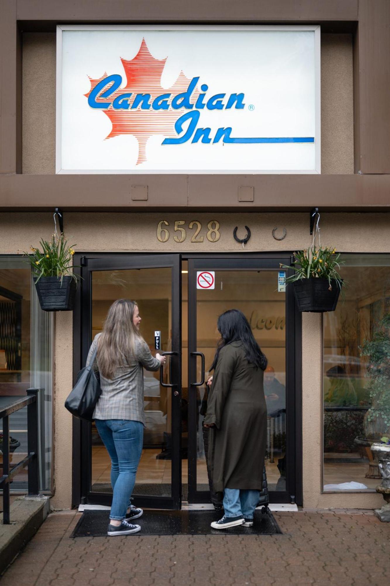 Canadian Inn Съри Екстериор снимка