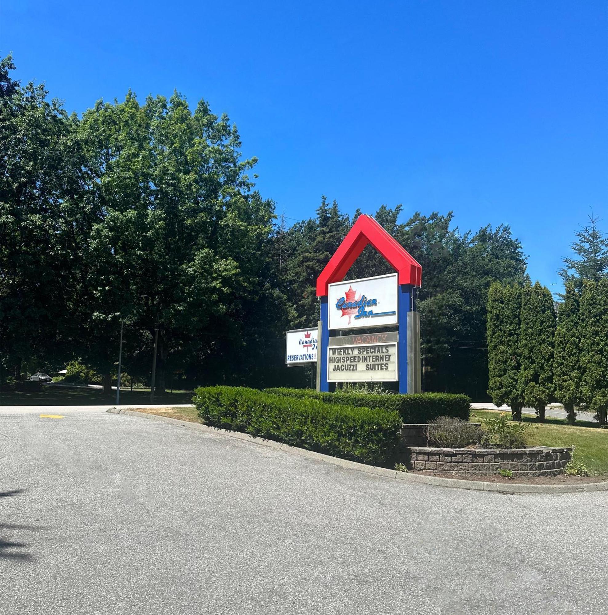 Canadian Inn Съри Екстериор снимка