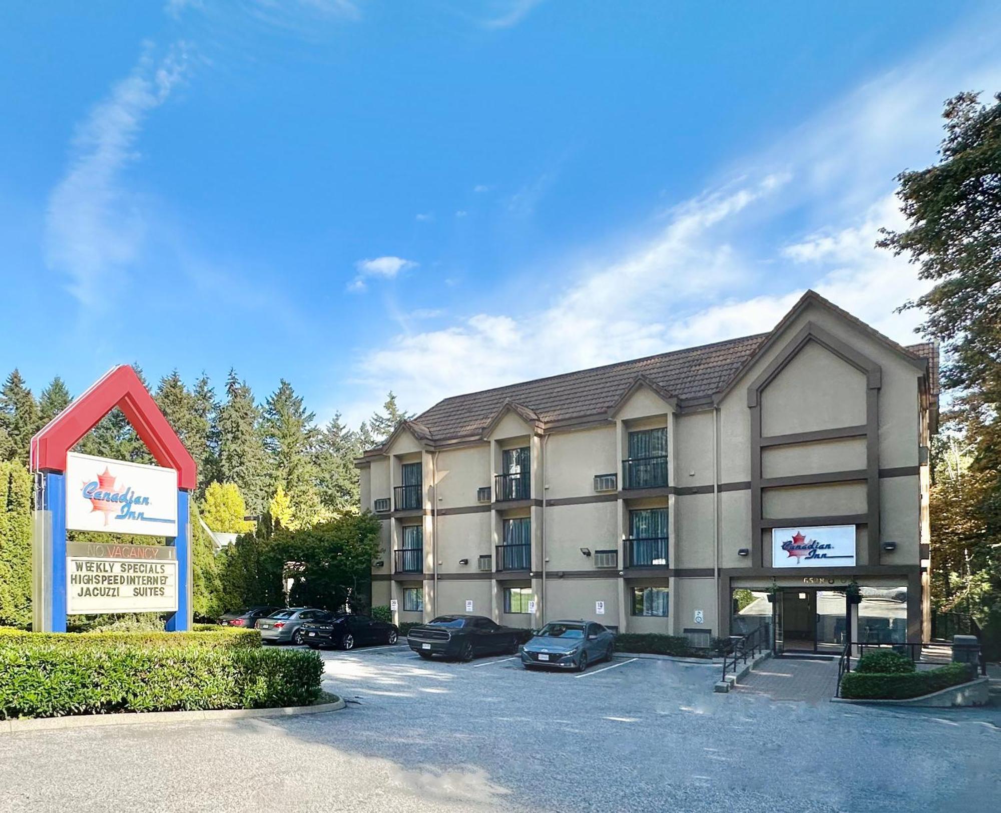 Canadian Inn Съри Екстериор снимка